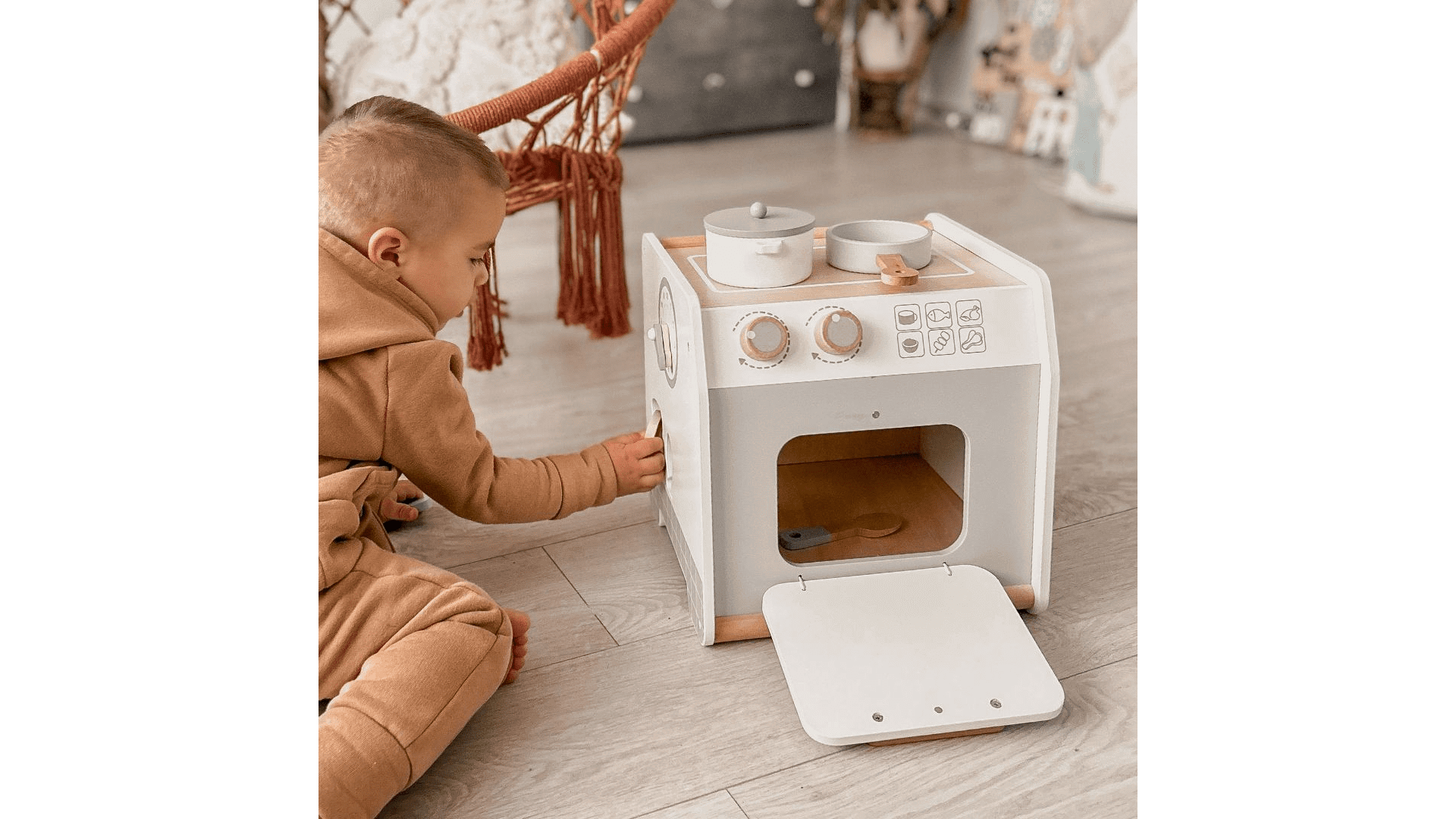 Jusqu'à quel âge un enfant joue-t-il avec la cuisine ?