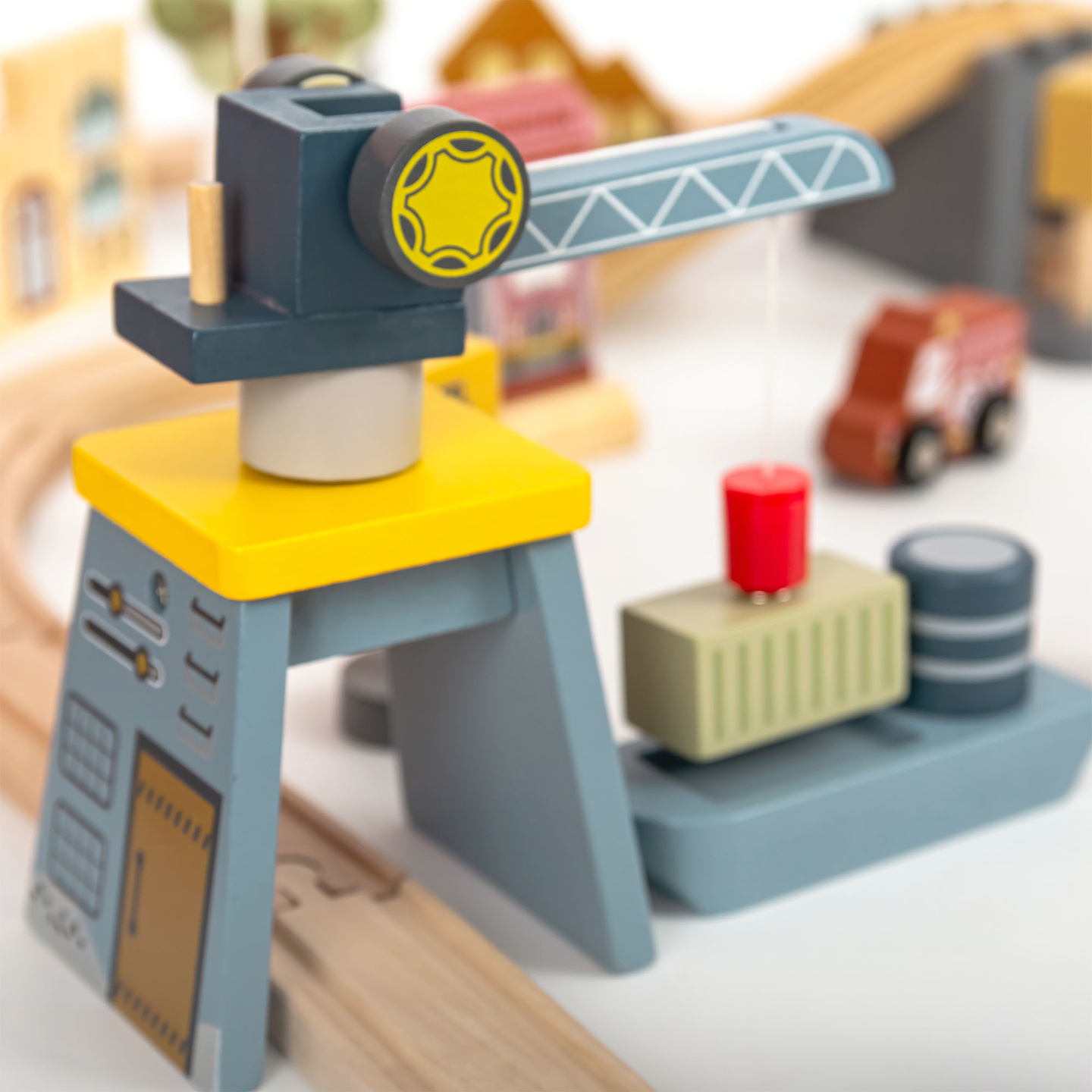 Chemin de fer urbain en bois avec train électrique - grue mobile, bateau, ponts