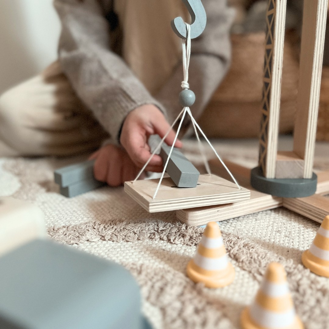 Chantier de construction en bois avec grande grue mobile et véhicules, grue à tour