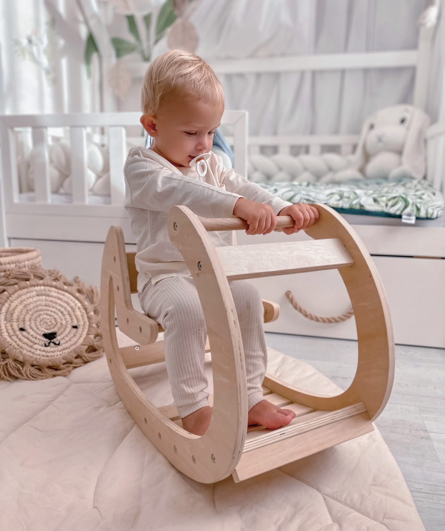 Rocker Montessori pour aire de jeux en bois - bois naturel - à partir de 12 mois.