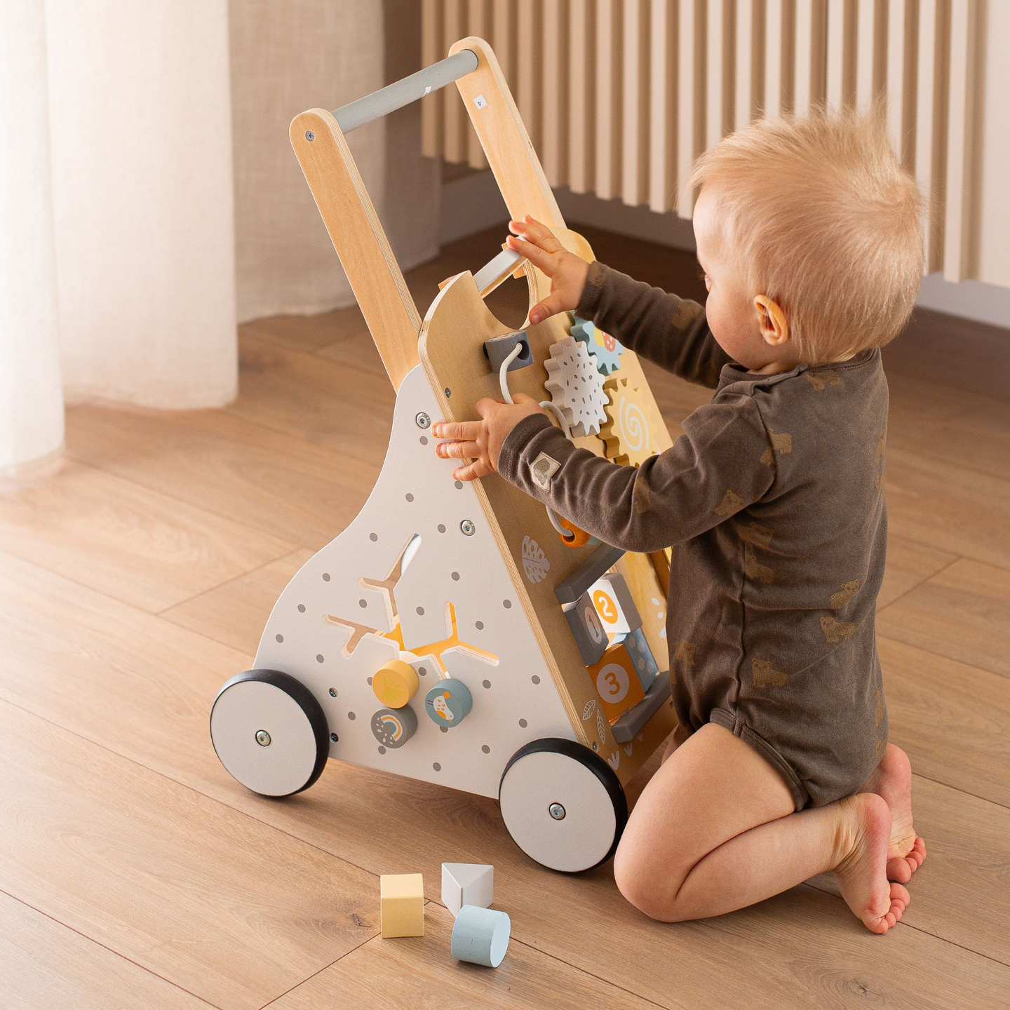 Marcheur éducatif en bois 8in1 / pousse-bébé - tableau de manipulation