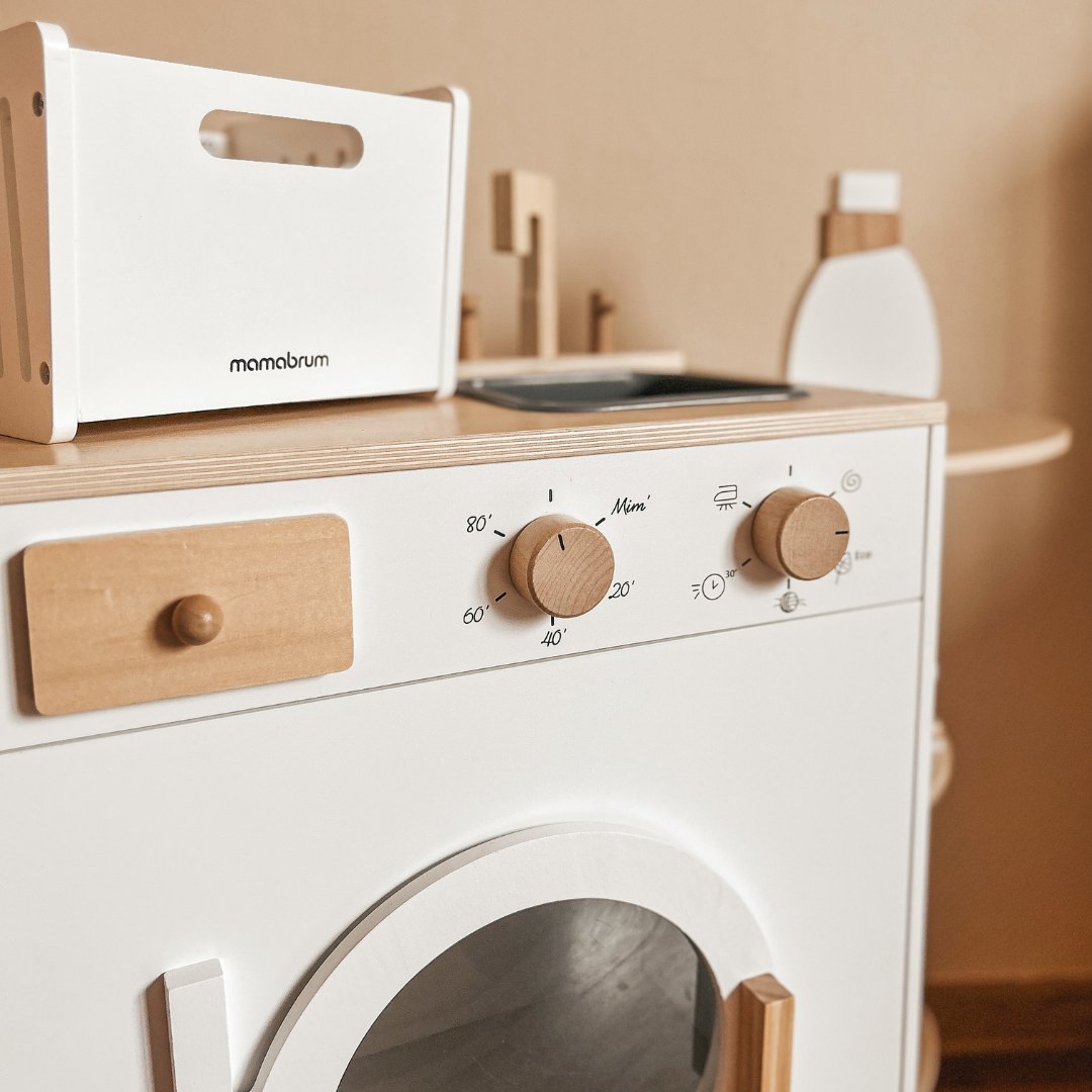 Machine à laver en bois avec fer à repasser, panier et produit de lavage