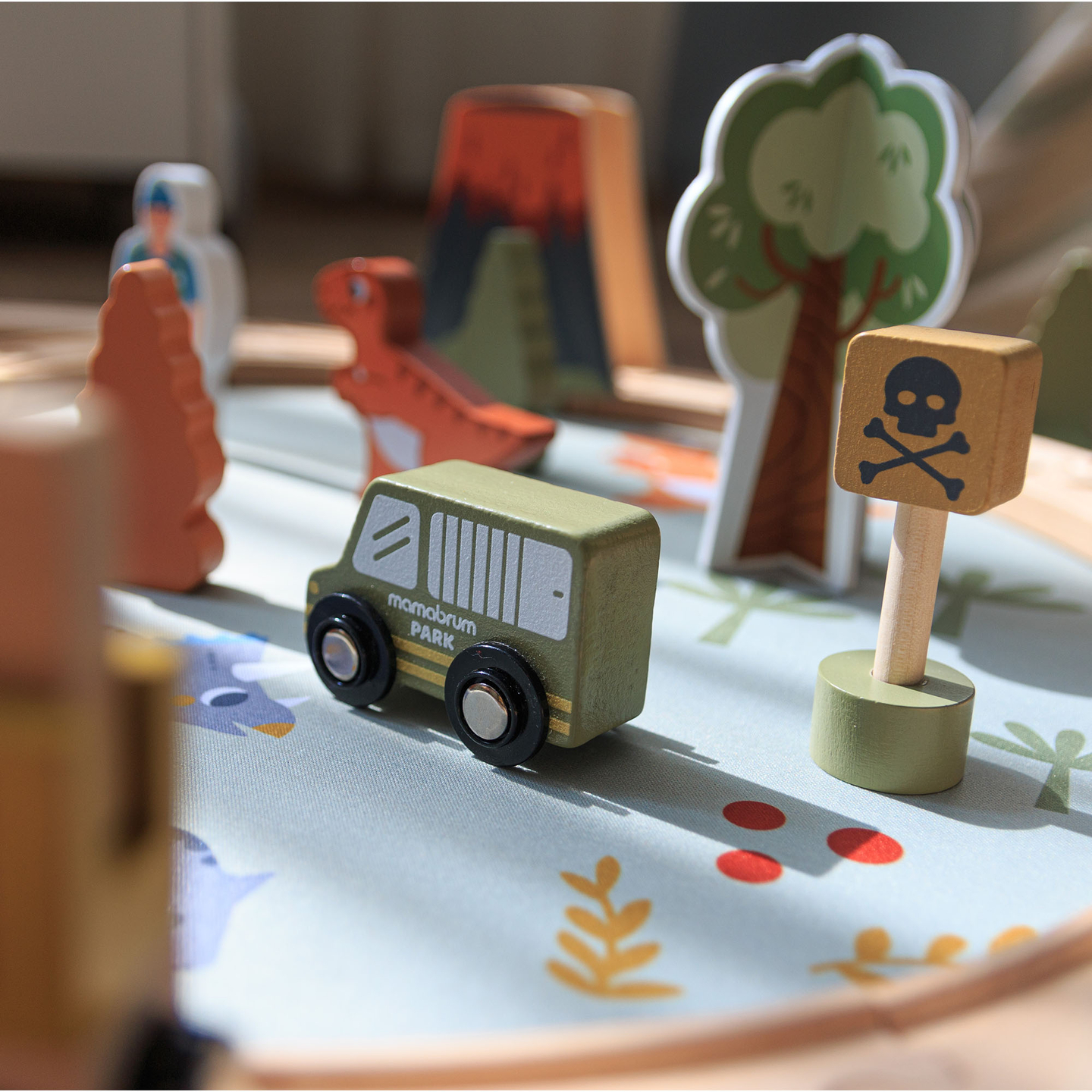 Train en bois Dino Park avec tapis antidérapant - dinosaures, train, rails, volcan, cloche