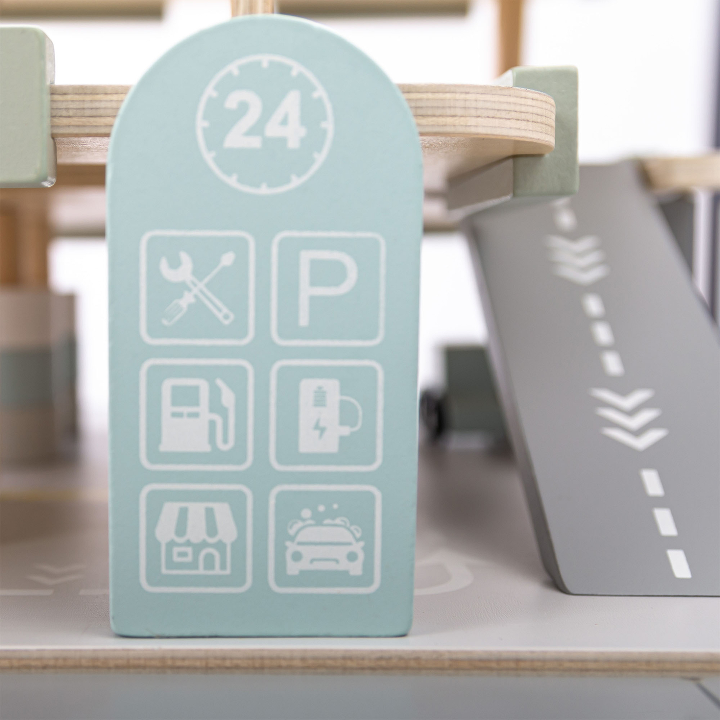 Garage en bois à trois étages pour enfants avec accessoires – parking, station-service, lave-auto, hélicoptère