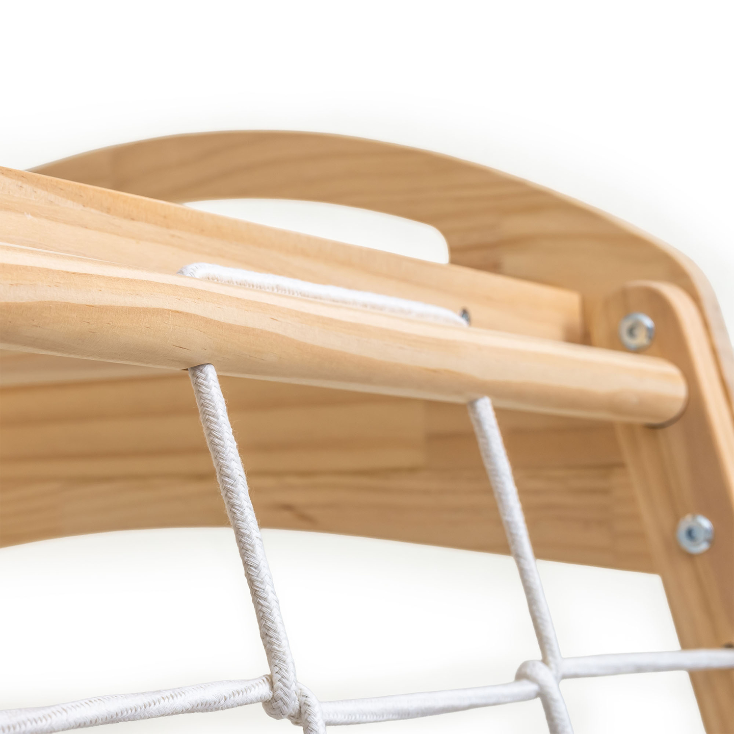 Aire de jeux intérieure en bois avec balançoire, anneaux de gymnastique et filet d'escalade