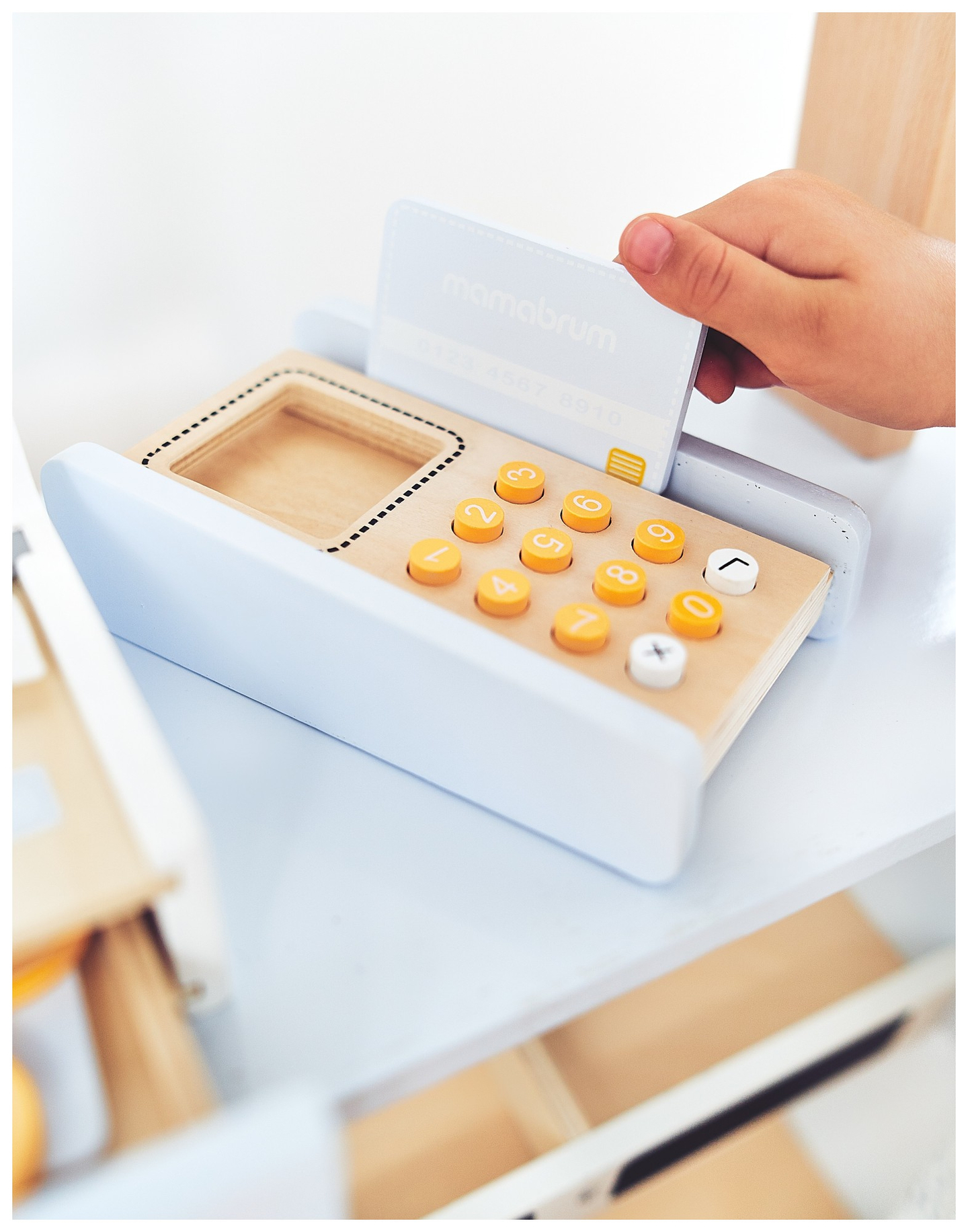 Magasin de légumes - étalage en bois avec caisses, caisse enregistreuse et terminal