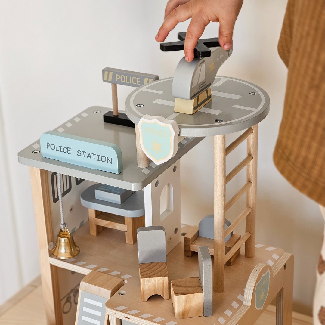 Poste de police en bois avec accessoires