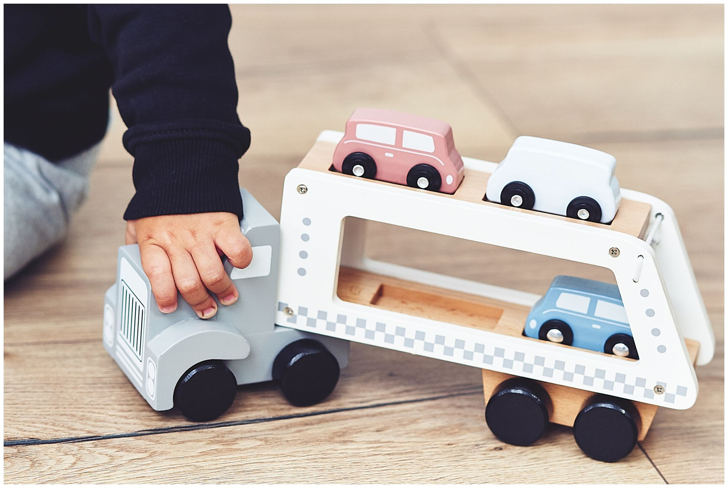 Camion-remorque en bois avec 4 voitures