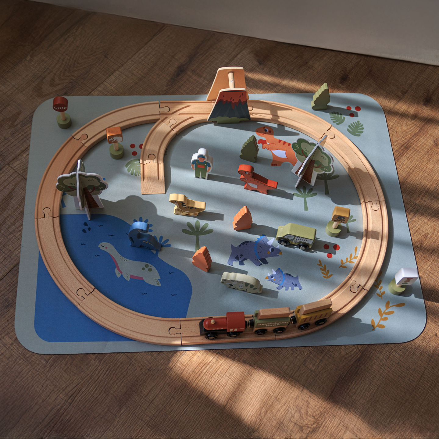 Train en bois Dino Park avec tapis antidérapant - dinosaures, train, rails, volcan, cloche