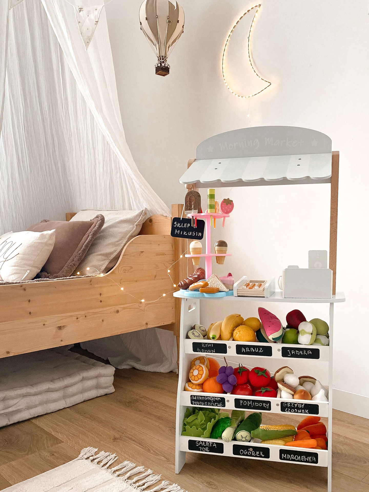 Magasin de légumes - étalage en bois avec caisses, caisse enregistreuse et terminal