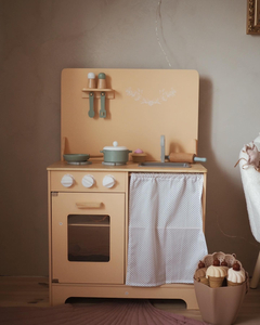 Cuisine en bois avec tablier, accessoires et éclairage LED