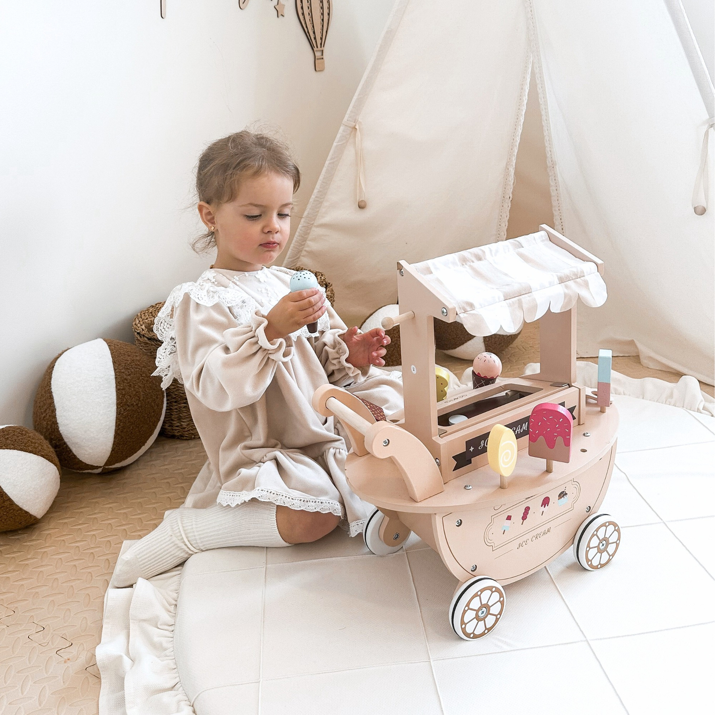 Glacier en bois pour enfants - chariot sur roues avec accessoires