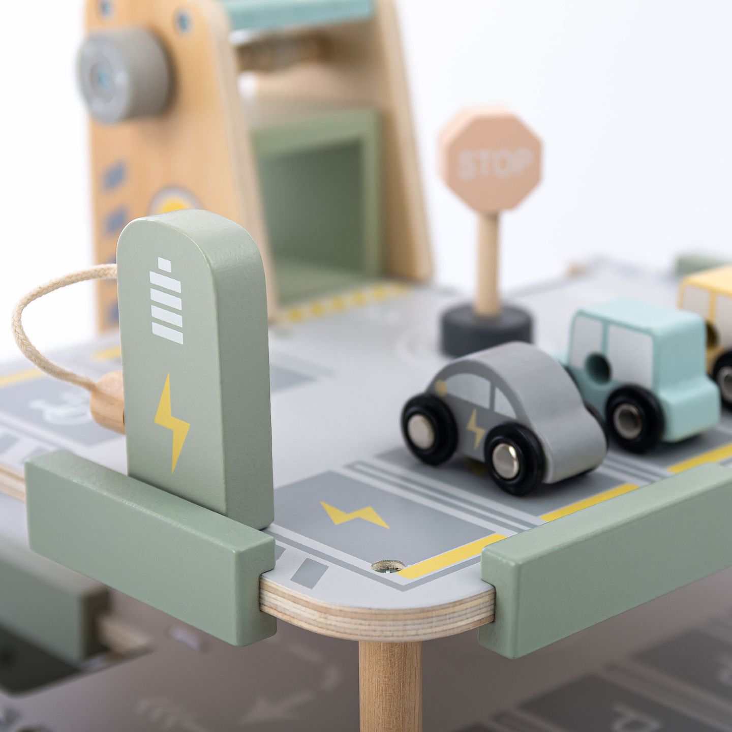 Garage en bois à trois étages pour enfants avec accessoires – parking, station-service, lave-auto, hélicoptère