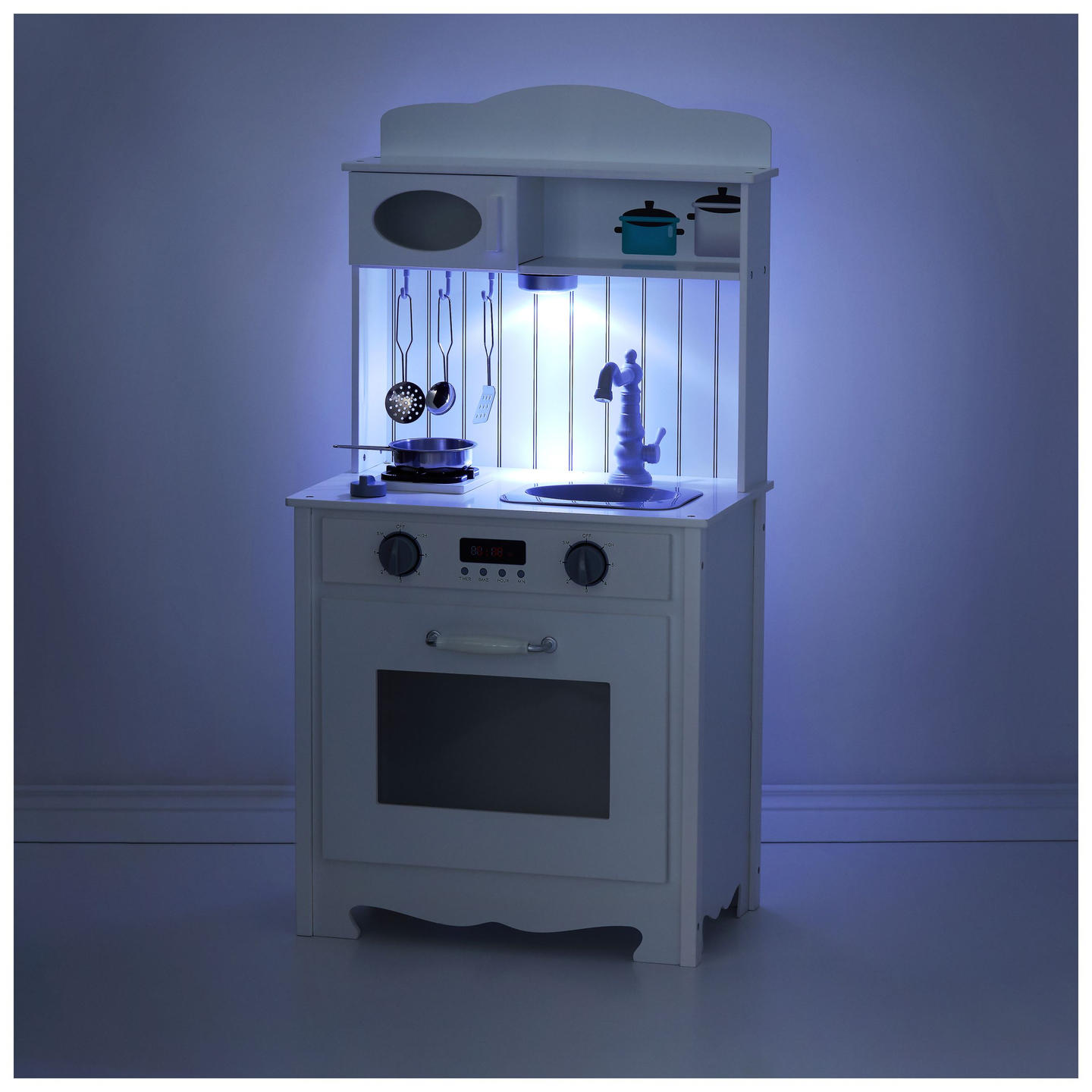 Cuisine en bois blanc avec tablier, accessoires et lampe LED