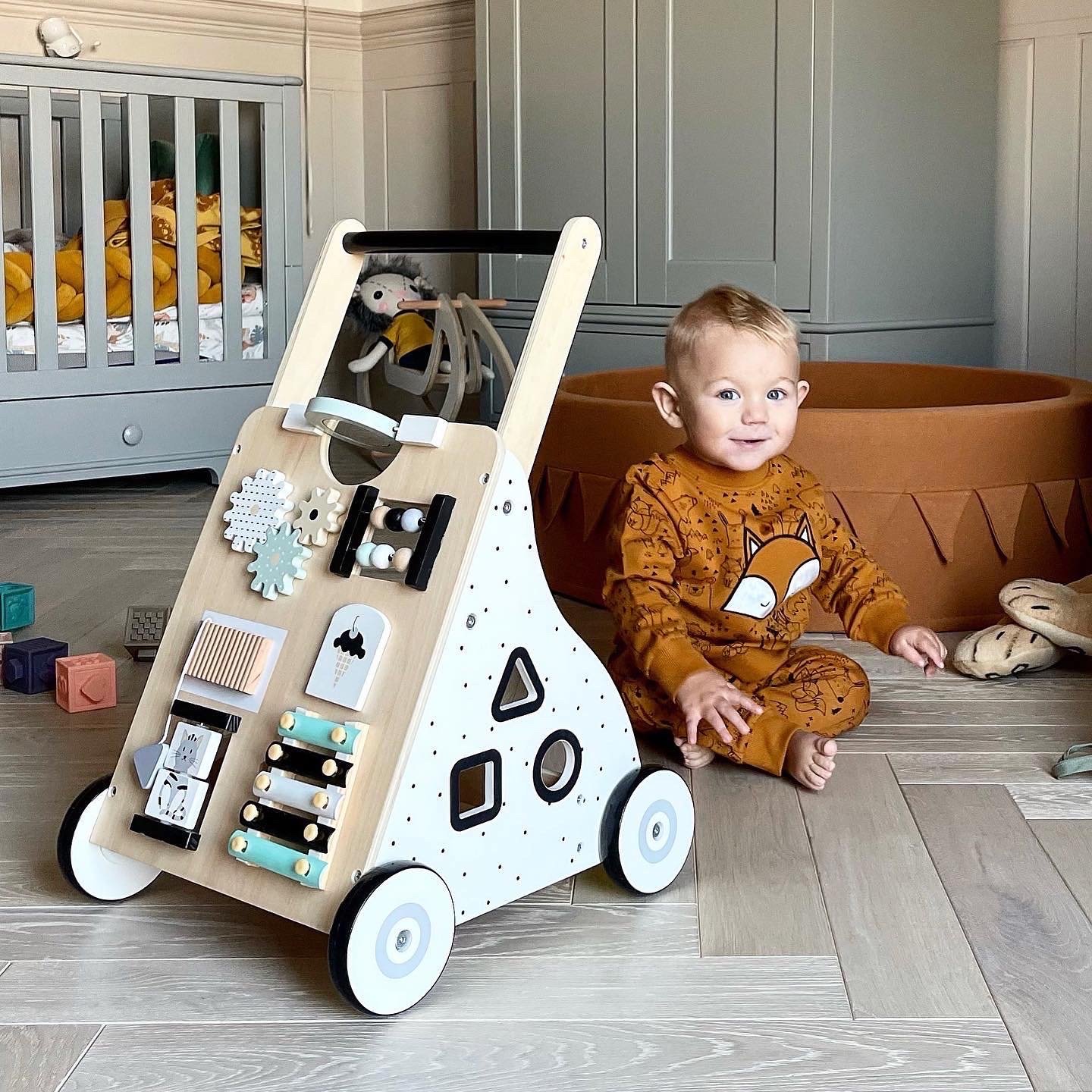 Trotteur / poussette en bois, éducatif - planche de manipulation