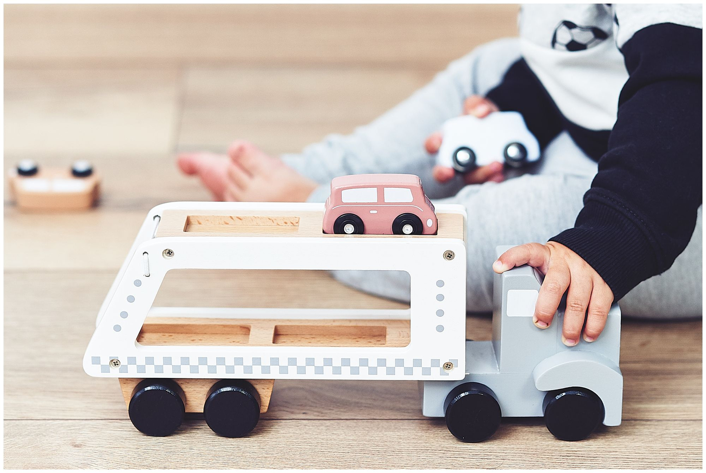 Camion-remorque en bois avec 4 voitures