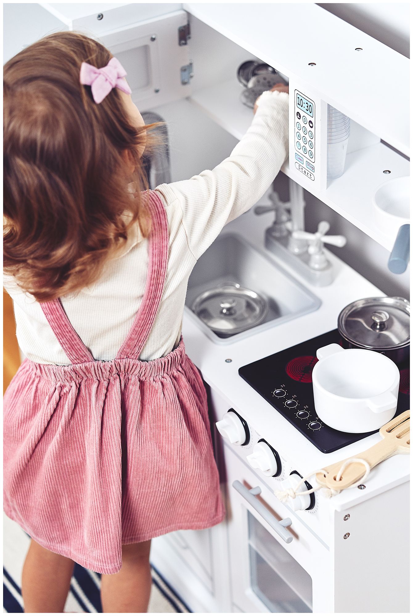 Grands accessoires de cuisine en bois blanc et tablier