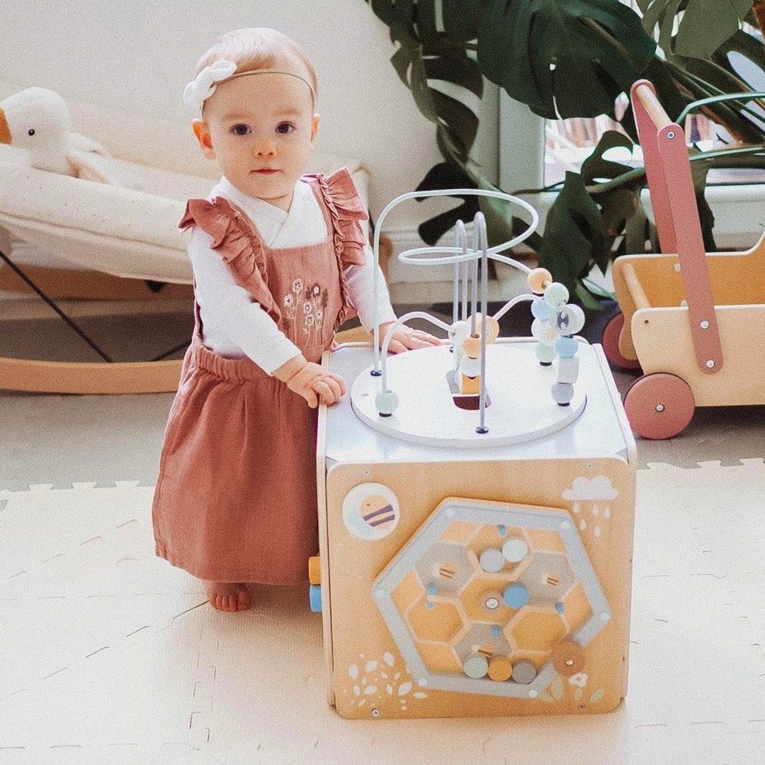Grand cube d'activité en bois avec boucle - Montessori