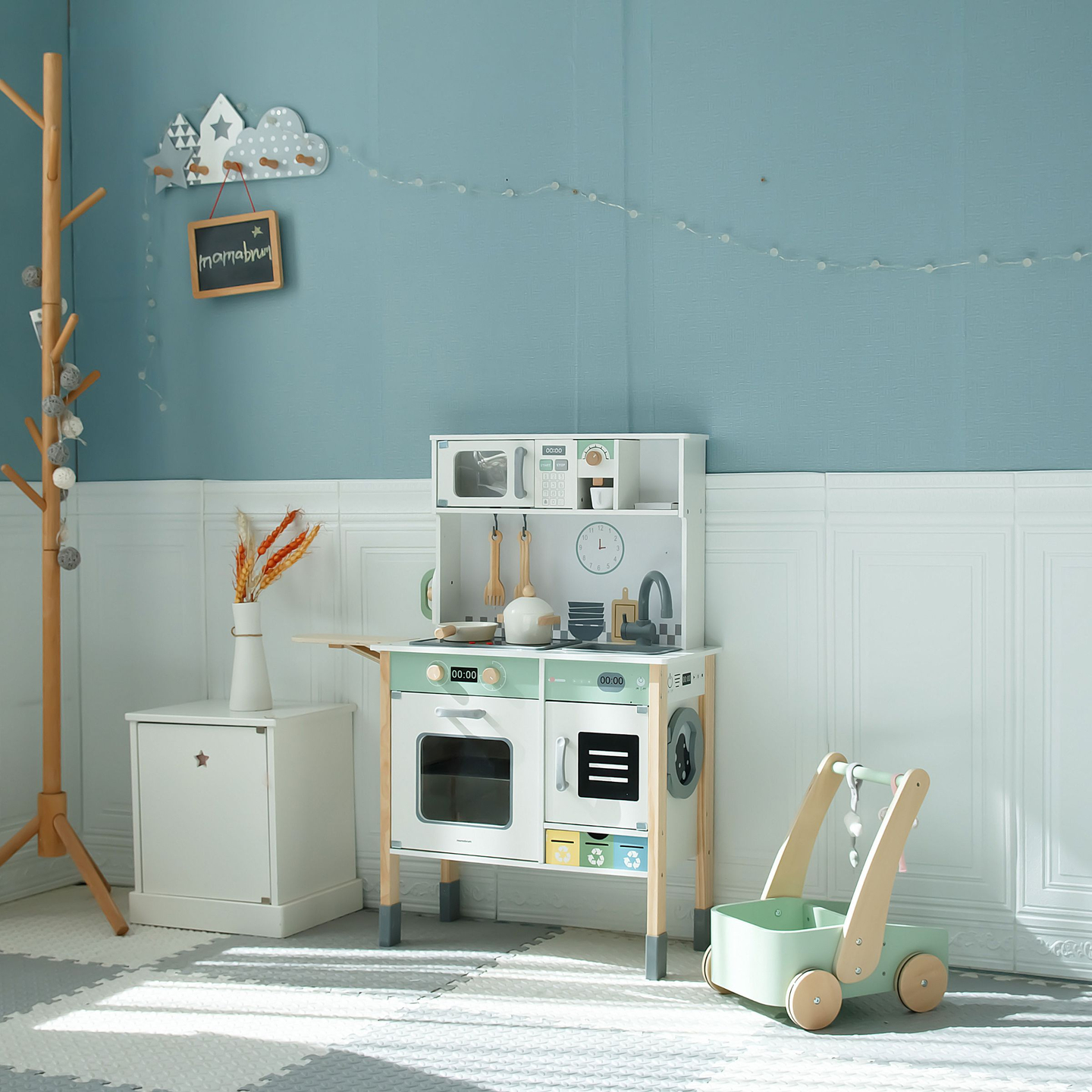 Cuisine interactive avec lave-linge, lave-vaisselle et tableau noir