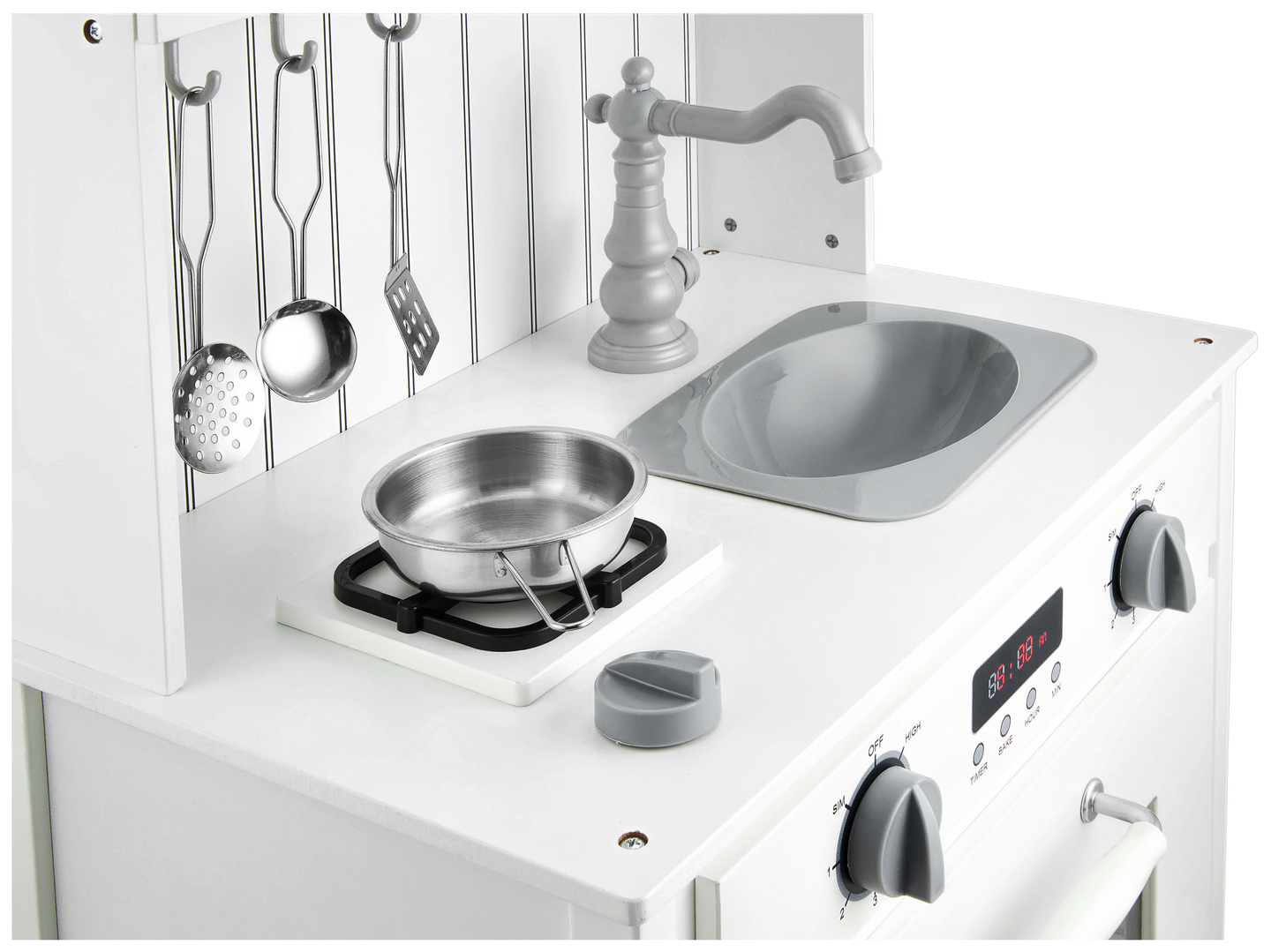 Cuisine en bois blanc avec tablier, accessoires et lampe LED