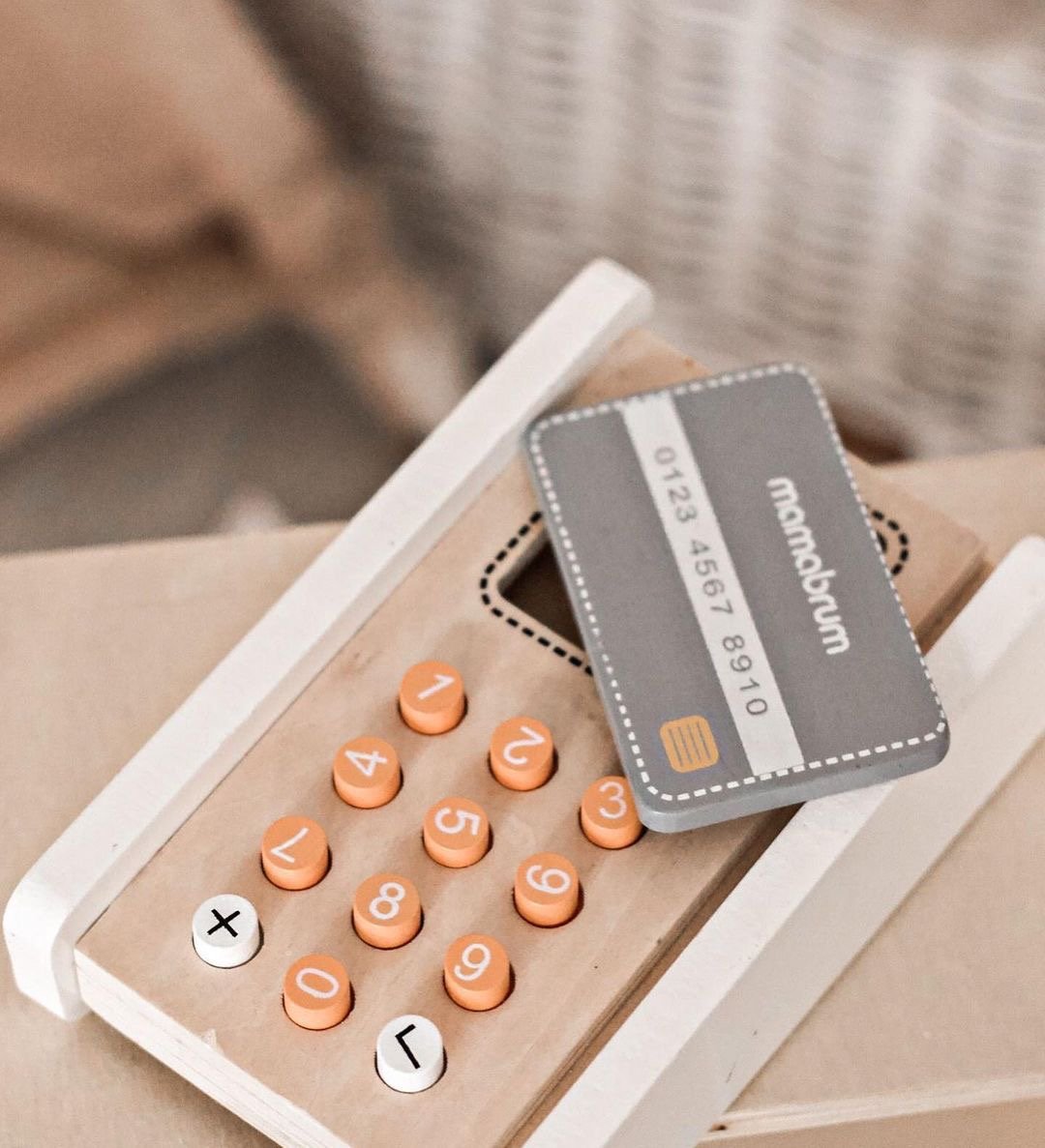 Mini market - magasin avec balances, terminal, carte de paiement et fruits