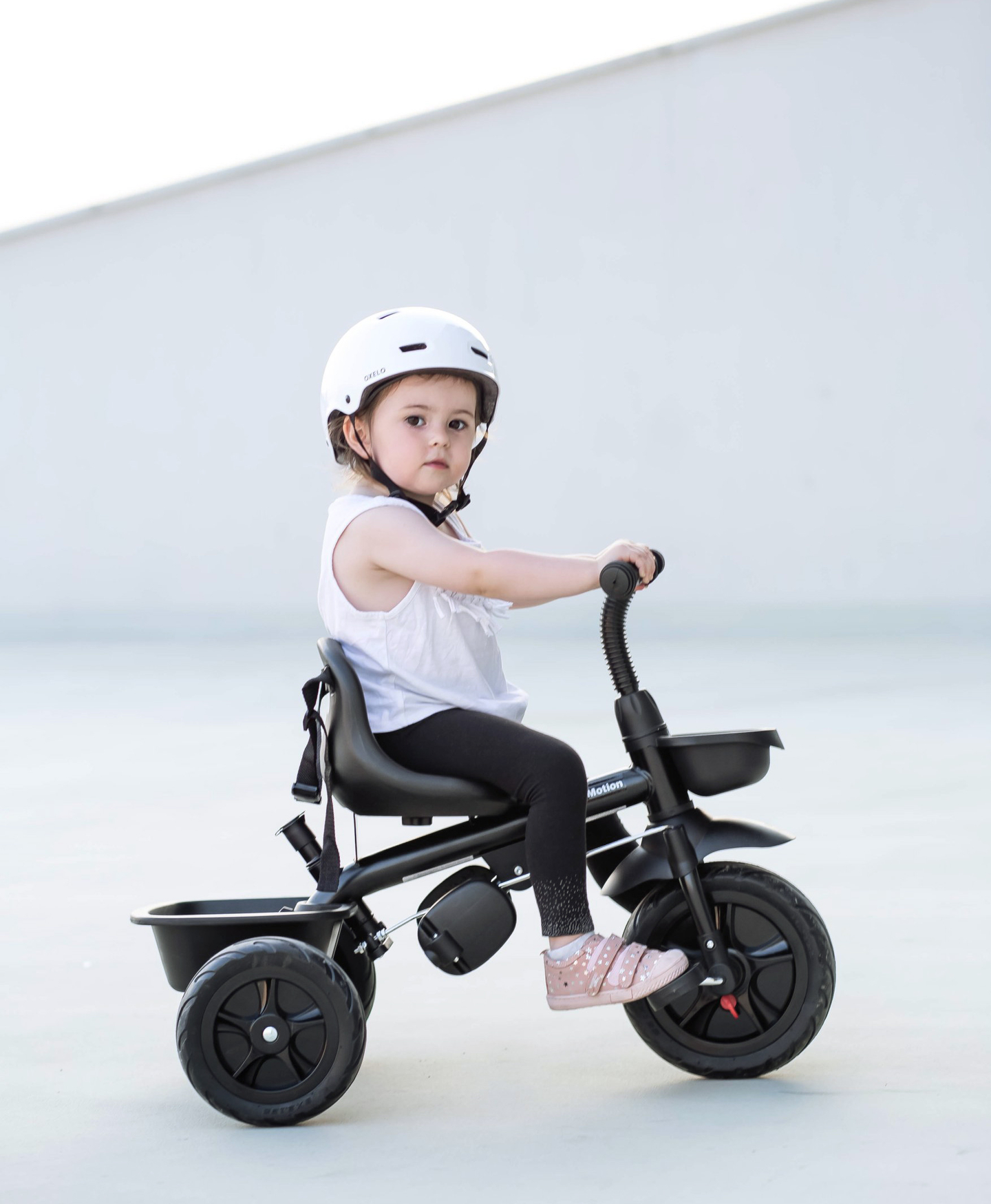 HyperMotion TOBI VECTOR tricycle - roues gonflables éternelles + barre de poussée. Couleur : noir.