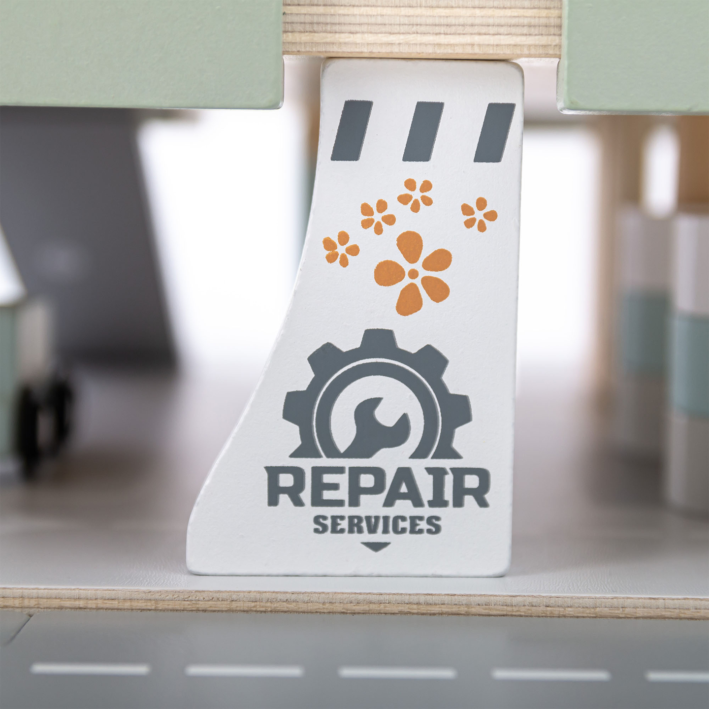 Garage en bois à trois étages pour enfants avec accessoires – parking, station-service, lave-auto, hélicoptère