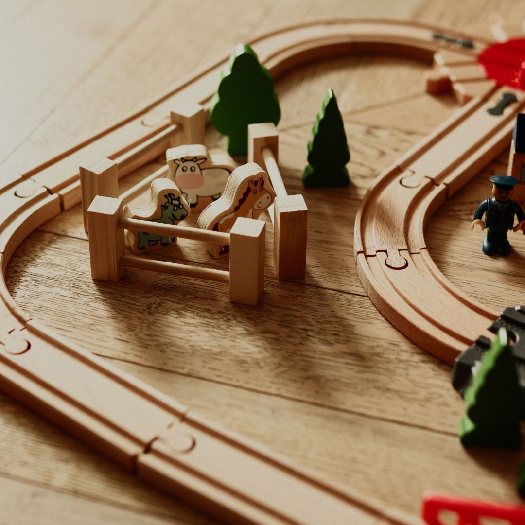 Chemin de fer en bois, train à batterie - Ville : voies, voitures, pont, aéroport