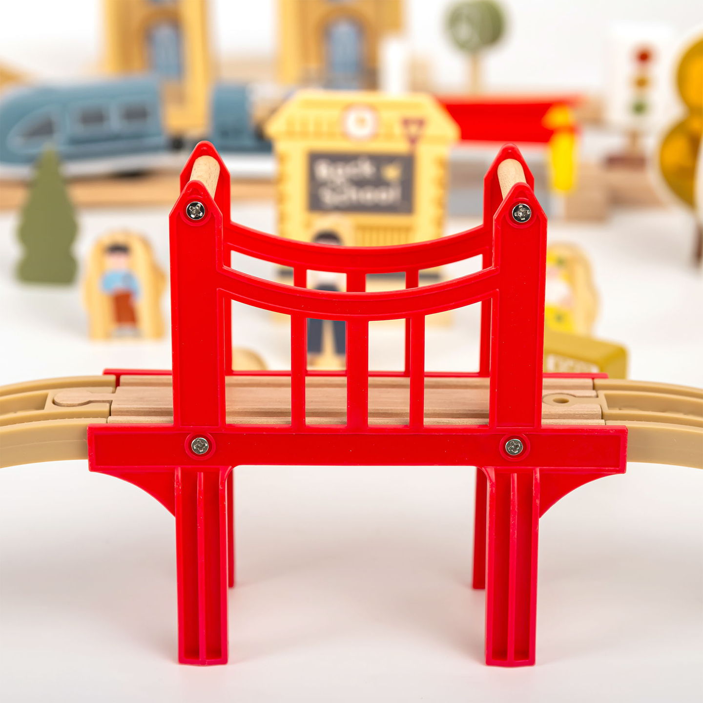 Chemin de fer urbain en bois avec train électrique - grue mobile, bateau, ponts