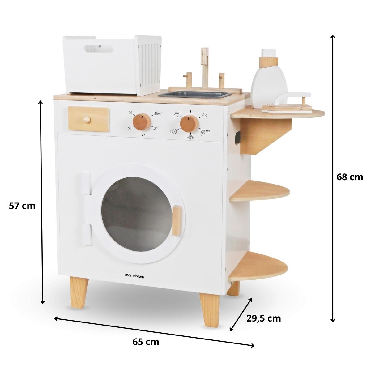 Machine à laver en bois avec fer à repasser, panier et produit de lavage
