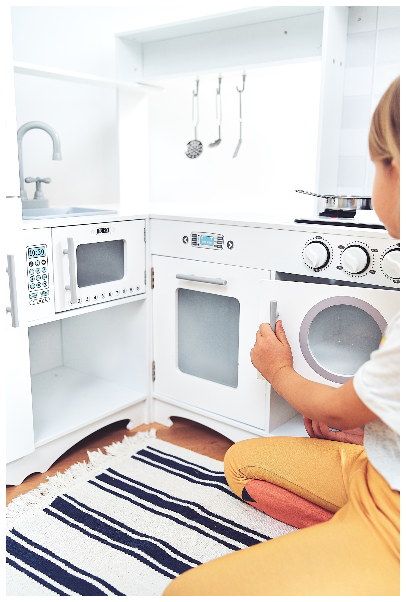 Coin cuisine XXXL en bois avec réfrigérateur, four, machine à laver, tablier et accessoires