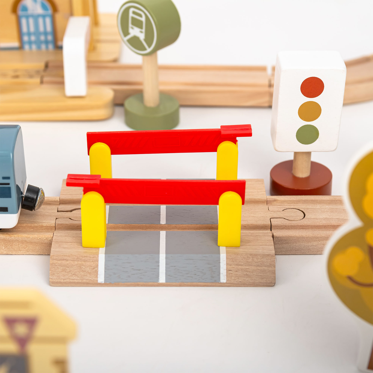 Chemin de fer urbain en bois avec train électrique - grue mobile, bateau, ponts