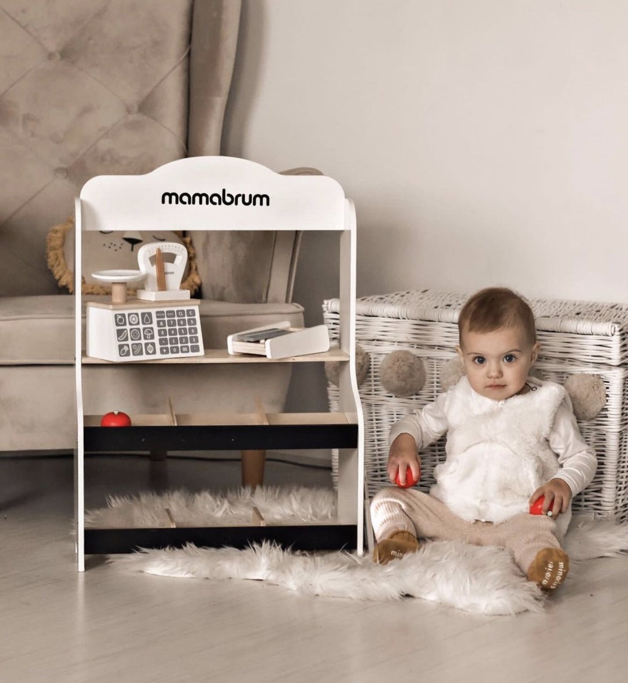 Mini market - magasin avec balances, terminal, carte de paiement et fruits