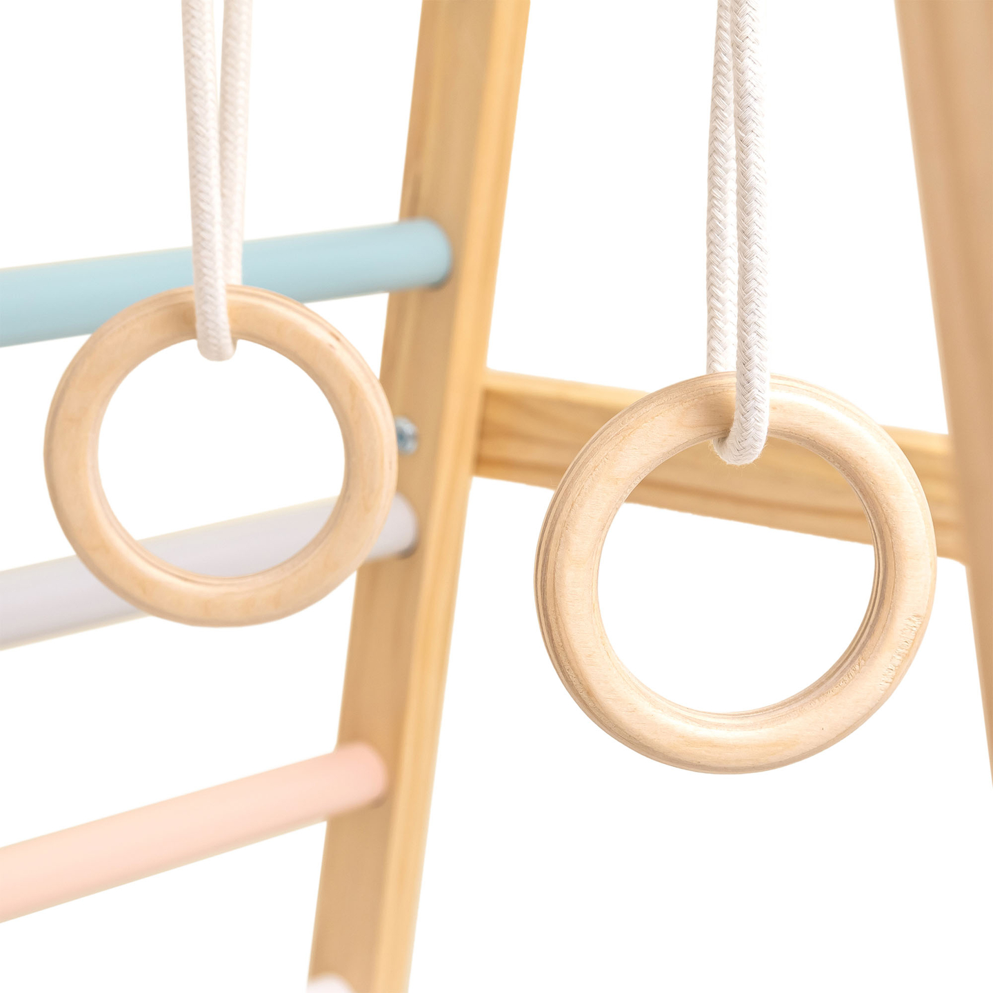 Aire de jeux intérieure en bois avec balançoire, anneaux de gymnastique et filet d'escalade