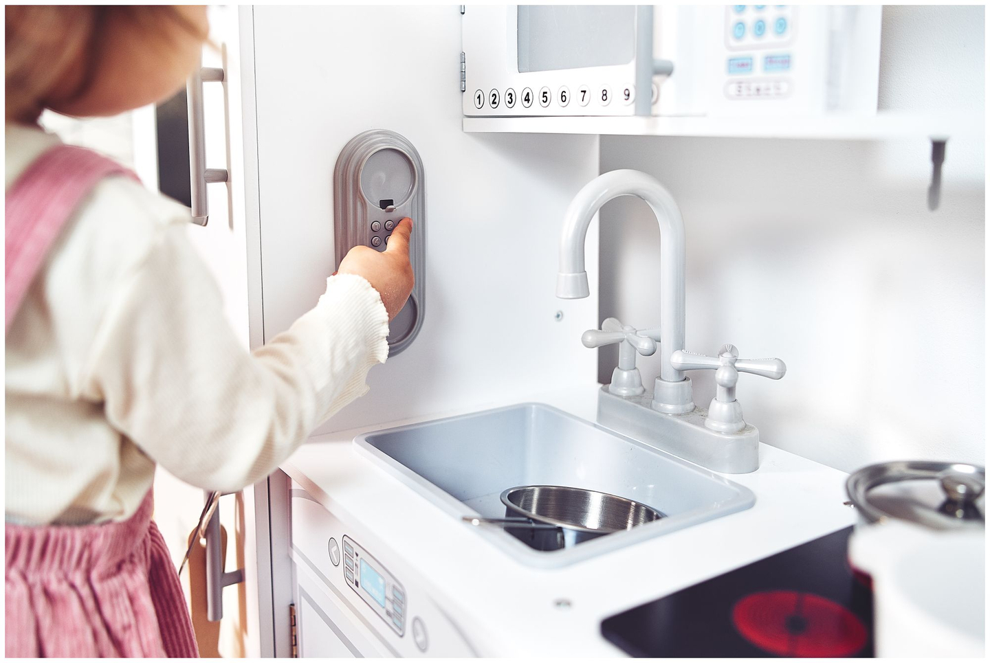 Grands accessoires de cuisine en bois blanc et tablier