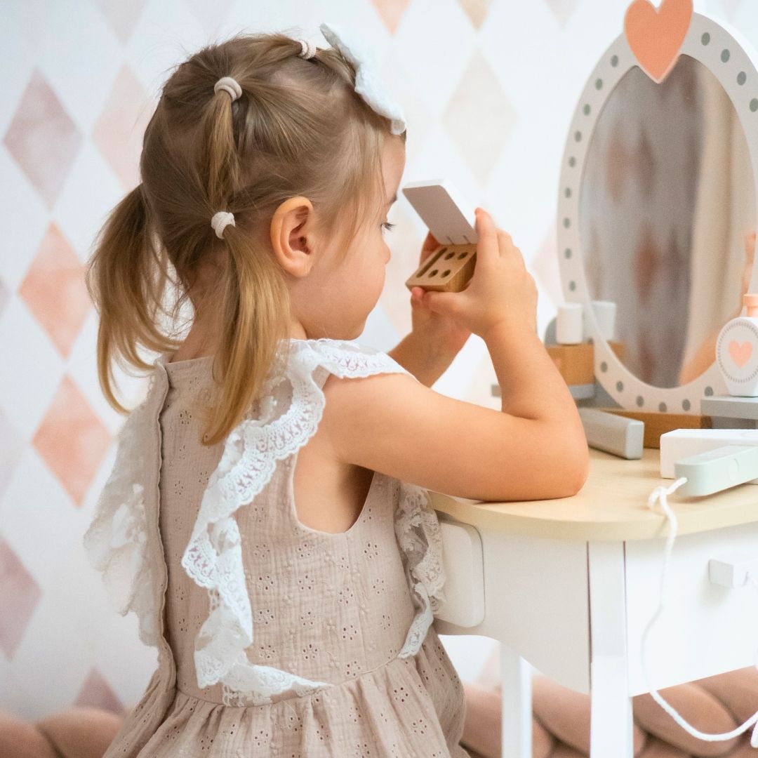 Coiffeuse en bois avec tabouret et accessoires