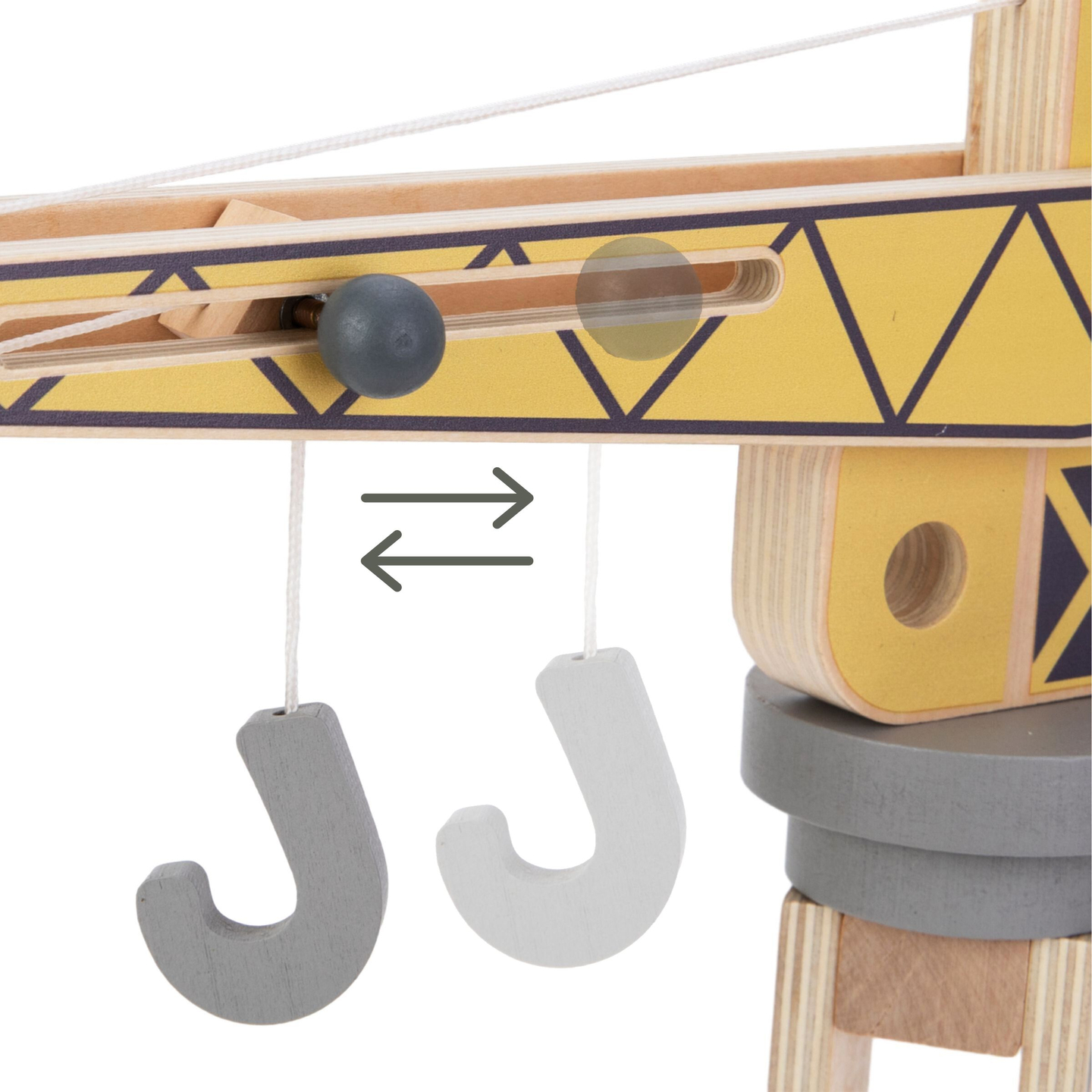 Chantier de construction en bois avec grande grue mobile et véhicules, grue à tour