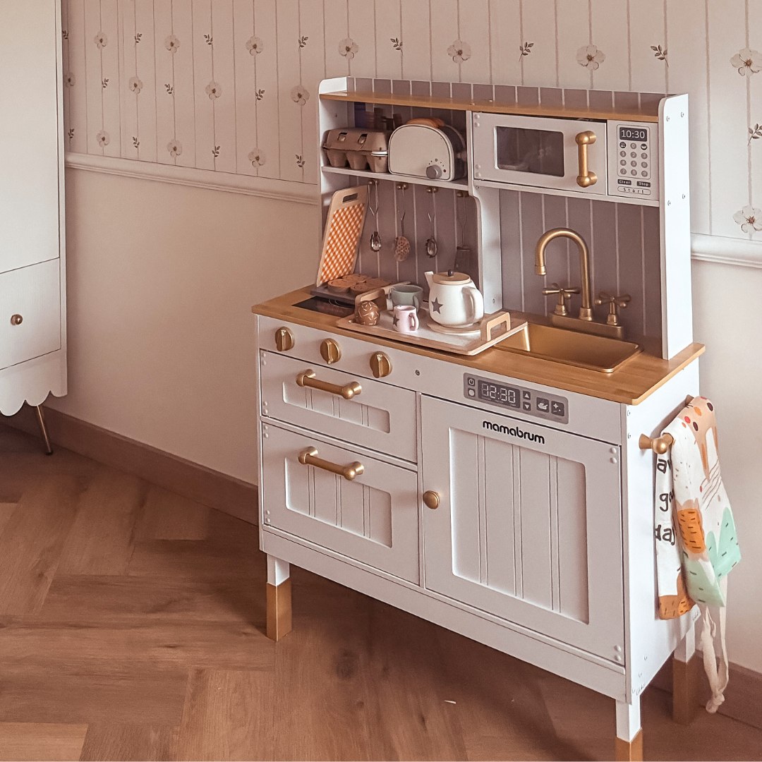 Cuisine blanche en bois avec accessoires et tablier