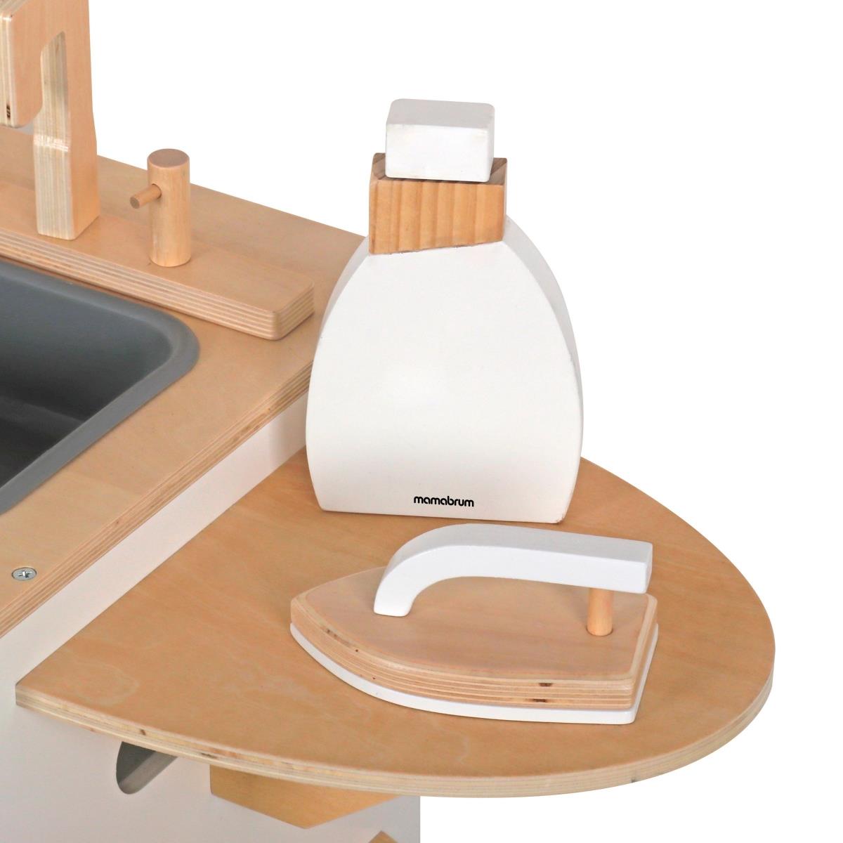 Machine à laver en bois avec fer à repasser, panier et produit de lavage