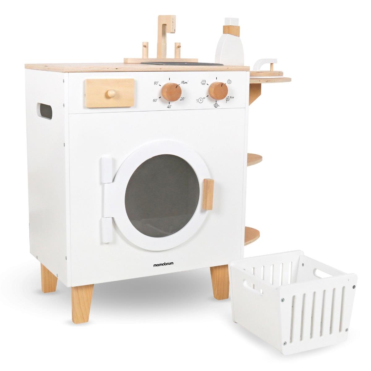 Machine à laver en bois avec fer à repasser, panier et produit de lavage