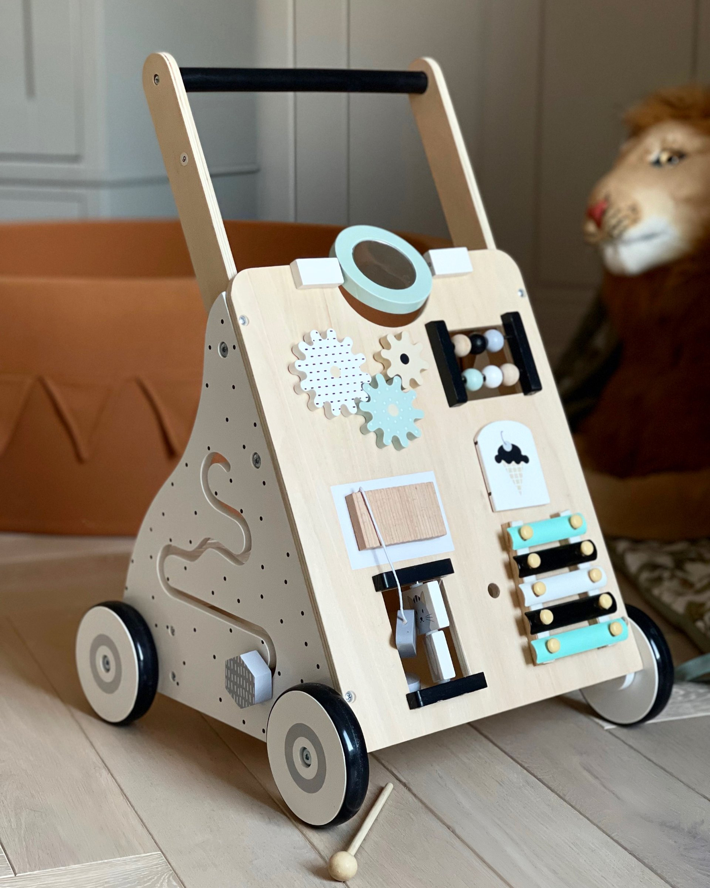 Trotteur / poussette en bois, éducatif - planche de manipulation