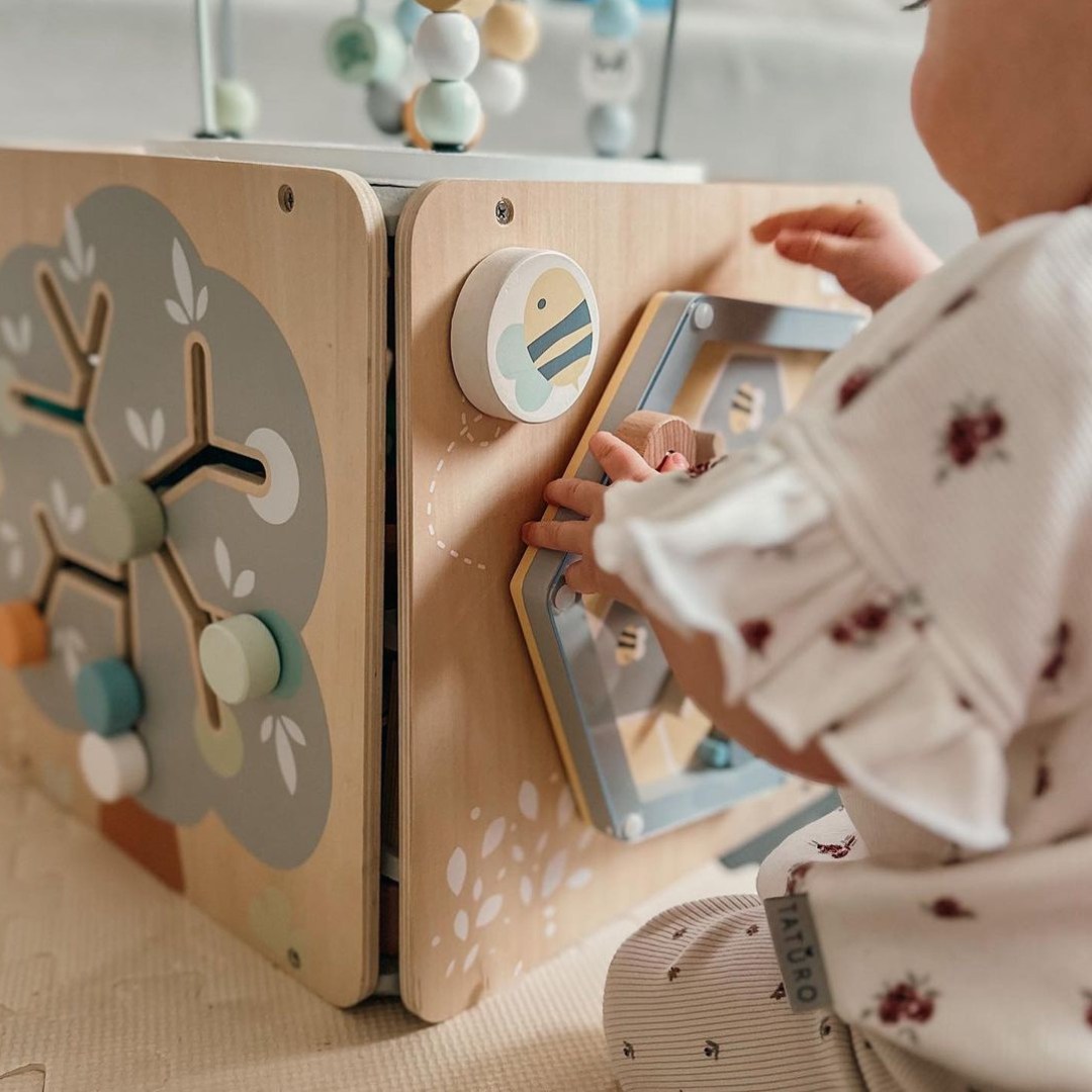 Grand cube d'activité en bois avec boucle - Montessori