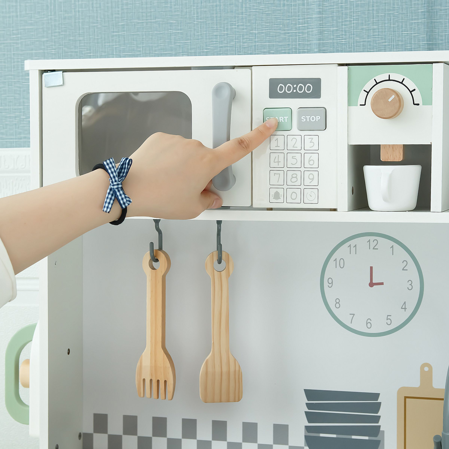 Cuisine interactive avec lave-linge, lave-vaisselle et tableau noir