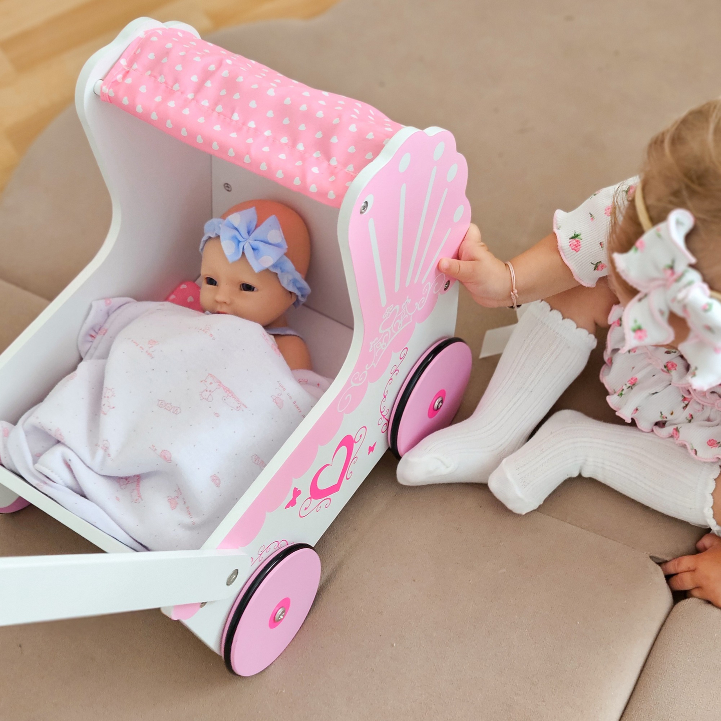 Chariot de poupées en bois