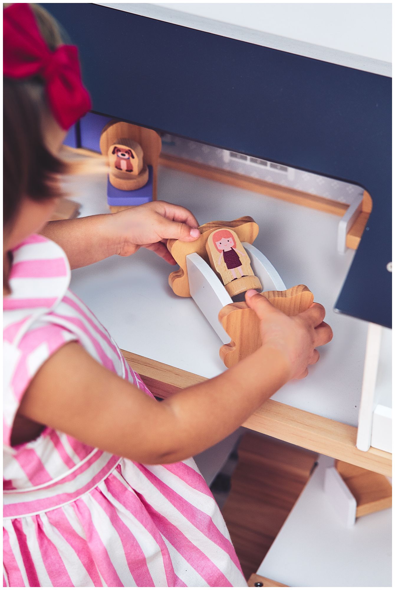 Maison de poupées en bois blanc avec accessoires 18 pcs.