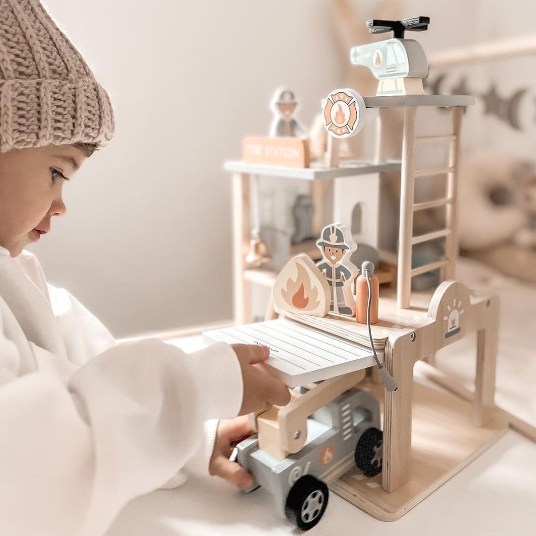 Caserne de pompiers en bois avec accessoires, pompiers