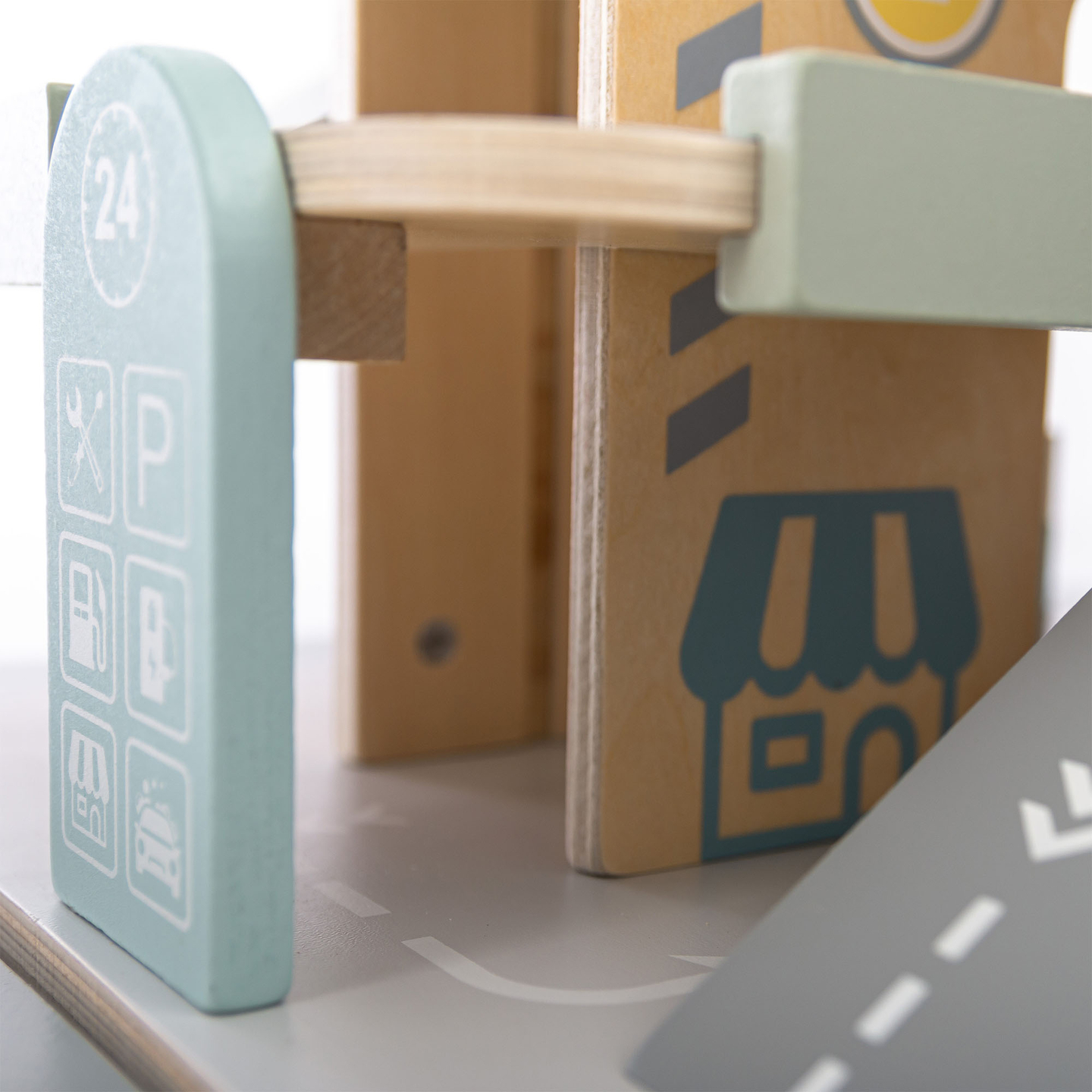 Garage en bois à trois étages pour enfants avec accessoires – parking, station-service, lave-auto, hélicoptère