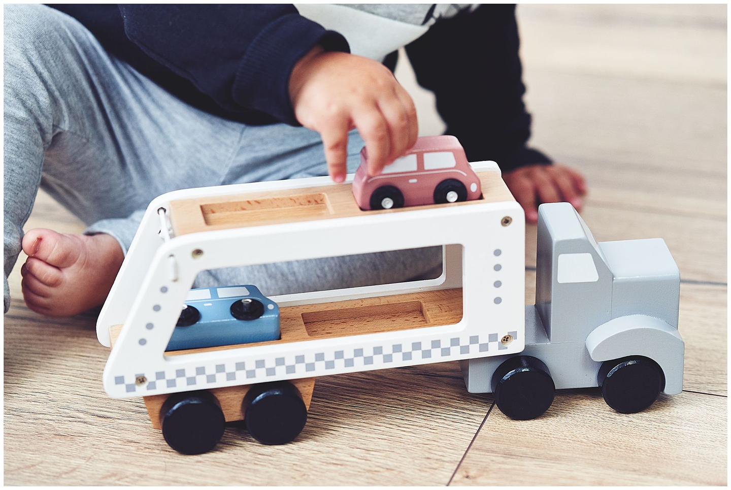 Camion-remorque en bois avec 4 voitures