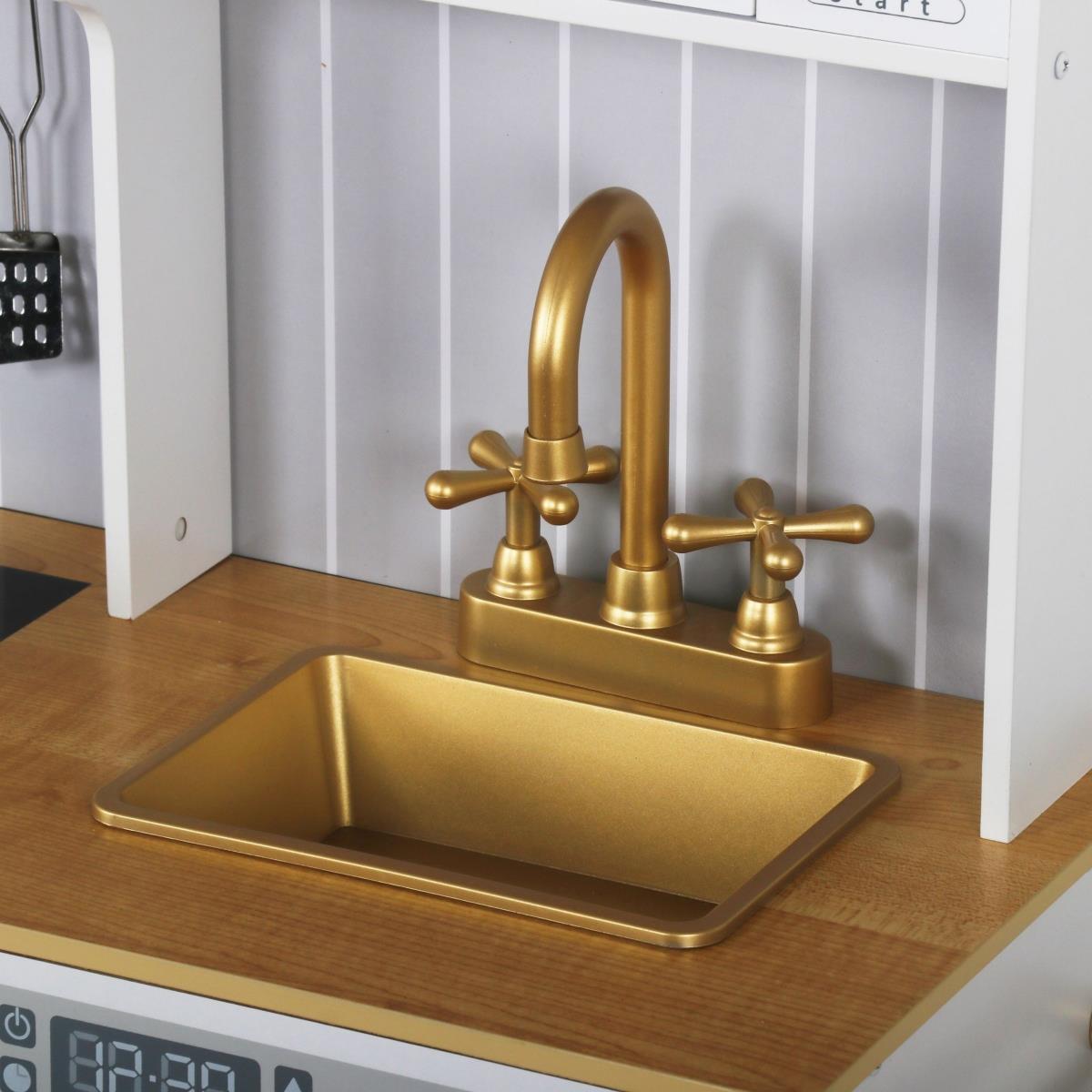 Cuisine blanche en bois avec accessoires et tablier