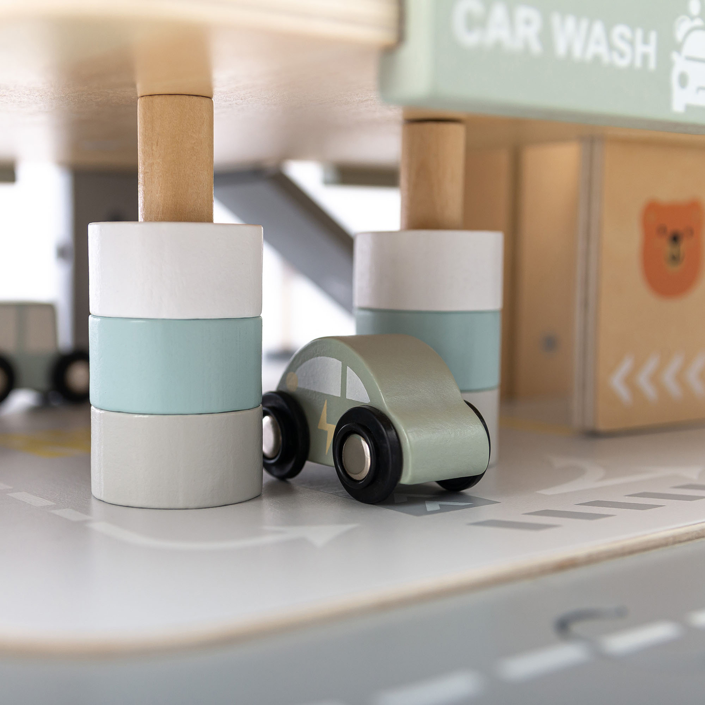 Garage en bois à trois étages pour enfants avec accessoires – parking, station-service, lave-auto, hélicoptère